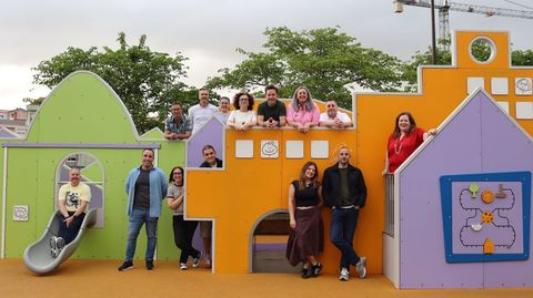 A comisi&oacute;n de festas do San Xo&aacute;n, nun dos novos parques estreados na vila carballesa