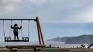Una ni�a juega en el Mirador de La Providencia, en Gij�n