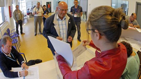 Adolfo Muios, alcalde de Rianxo y candidato del BNG, deposita su voto.