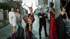 De izquierda a derecha: Stella Tennant, Ai Tominaga, Karolina Kurkova, Ben Stiller, Oluchi Onweagba y Jacquetta Wheeler, retratados por Annie Leibovitz en Pars en el 2001