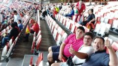 Eleazar, con polo fucsia, junto a su primo y su padre, en el estadio de El Molinn