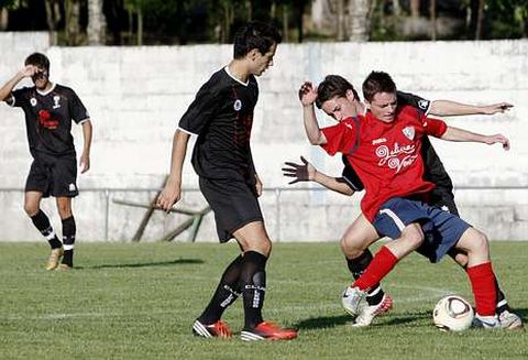 Los futbolistas de la SD Chantada y del Club Lemos juegan esta tarde como locales.
