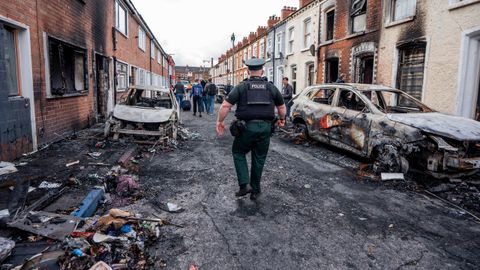 Los da�os en las calles de Belfast tras los disturbios.