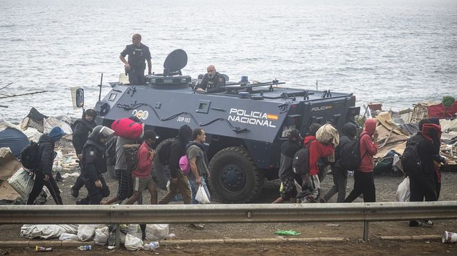 Agentes de la Polic&iacute;a Nacional intervienen durante el proceso de desalojo de migrantes