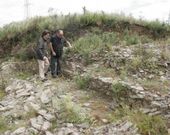 Ant�n Malde (izquierda) en el castro de As Travesas. 