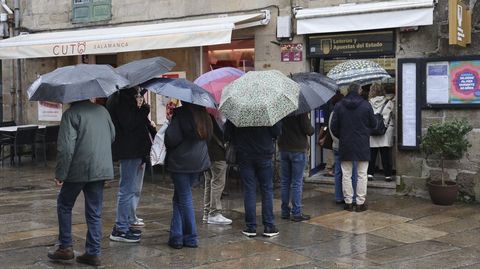 En los �ltimos d�as son cada vez m�s habituales las colas a las puertas de las administraciones de loter�a (en la foto, una del casco hist�rico compostelano), que llevan vendiendo desde julio las participaciones para el sorteo de Navidad. No obstante, diciembre siempre es el mes m�s fuerte en ventas, constatan los loteros de la provincia A Coru�a, que ya se preparan para la que es la campa�a m�s potente de todo el a�o.
