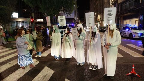 Mujeres con tnicas y mscaras blancas portaron carteles con el nombre y la edad de vctimas asesinadas