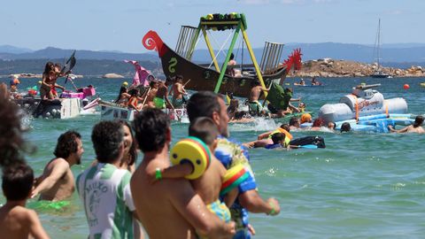 Festa da Dorna: Rejata de Embarcasi�ns feitas a machada e pan de millo na playa de Coroso