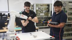 Alumnos del CIFP Ferrolterra en el taller de Rob�tica, un ciclo que hasta ahora impart�a solo de forma ordinaria