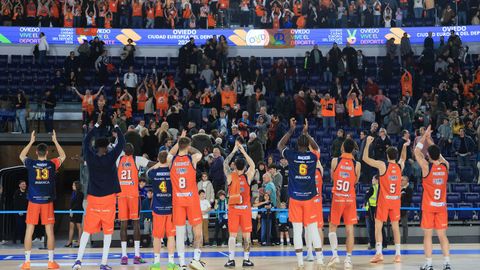 Los jugadores del Leyma, aplaudiendo a su hinchada tras vencer en Oviedo.