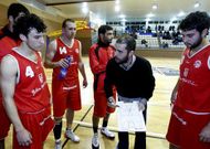 Alberto G�mez da instrucciones a los jugadores del CB Chantada en un tiempo muerto.