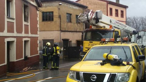 Un momento de la actuaci�n de los bomberos en el incendio registrado en Nore�a