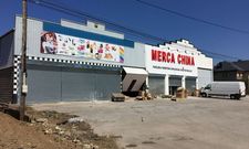 El macro bazar chino de Valdeorras ultima su apertura en Arcos (en Vilamart�n). 