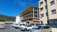 Edificio en obras en la Travesa da Praia, esquina con el Camio Real da Magdalena, en Cedeira