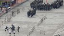 Antidisturbios chinos realizan ejercicios en el Bay Sports Center de Shenzhen, en la frontera de Hong Kong