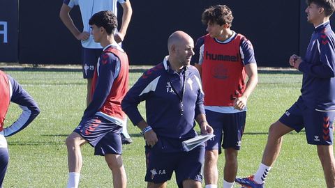 <span lang= gl >O adestrador do Celta Fortuna, Fredi �lvarez, no adestramento desde s�bado.</span>