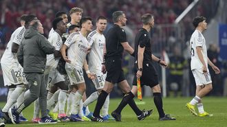 Los jugadores del Real Madrid protestan al colegiado tras la expulsi�n de Camavinga.