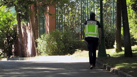 Captura de televisin de uno de los policas que participan en el registro de la casa del empresario Jos Luis Moreno en la Urbanizacin Monte Encinas de la localidad madrilea de Boadilla del Monte este martes