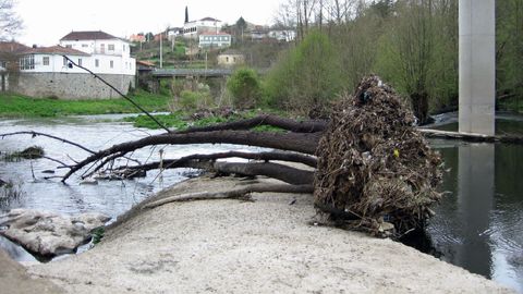 La presa se sita en los lmites entre Sober y Pantn, bajo el puente de la N-120