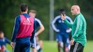 Javi Rozada da instrucciones a Diegui Johannesson durante un entrenamiento