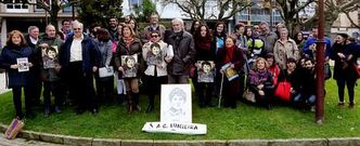 Os participantes no acto organizado en Carballo pola asociaci�n cultural Lumieira fixeron unha foto de familia.