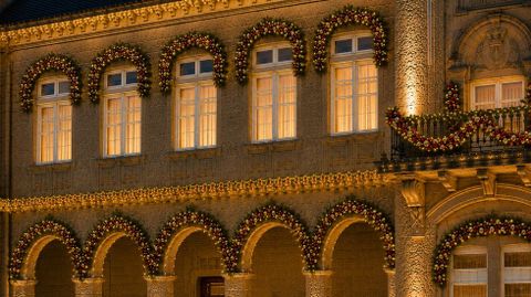 Infograf&iacute;a mostrando el aspecto que presentar&aacute; la casa consistorial, que estas Navidades combinar&aacute; ladecoraci&oacute;n lum&iacute;nica con otra m&aacute;s cl&aacute;sica a base de guirnaldas