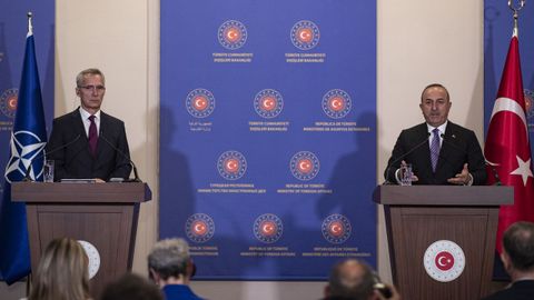 El secretario general de la OTAN, Jens Stoltenberg, y el ministro de Exteriores turco, Mevlut Cavusoglu, durante su comparecencia conjunta