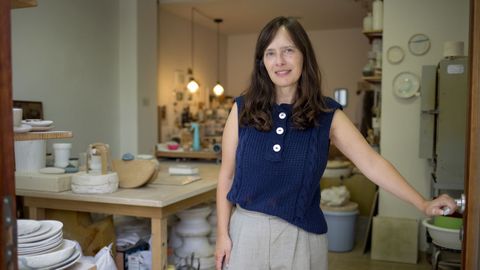 Verónica Moar, coruñesa de 46 años, es la única española del certamen internacional de Jingdezhen, la capital china de la cerámica. 