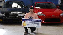 Bruno Mart�nez, fotografiado en Foz con su premio.