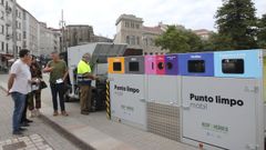 Responsables del Concello y del empresa PreZero, este viernes en la plaza de Espa�a, con el punto limpio m�vil