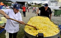 Para elaborar la tortilla gigante se necesitaron 270 kilos de patata y 1080 huevos. 