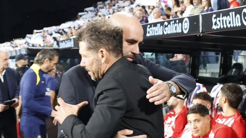 Saludo entre Claudio Gir�ldez y Diego Pablo Simeone en el partido entre Celta y Atl�tico de la primera vuelta, en Bala�dos.