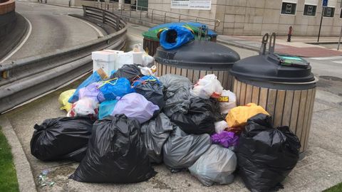 Segundo da (mircoles) con la basura de las calles sin recoger