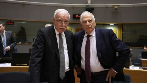 Josep Borrell (derecha), el lunes en Bruselas con el ministro de Exteriores palestino, Riyad al Maliki.