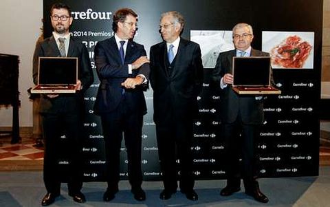 El director de Feiraco (derecha) recogi� el premio del presidente de Carrefour (a su lado). 