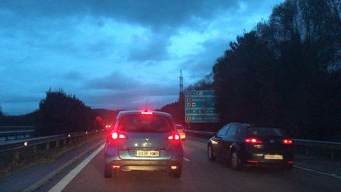 Atasco a la altura de la gasolinera del Monticu