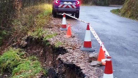 Hundimiento en la carretera OU-0504 entre A Casilla y Barra de Mi�o (Coles).