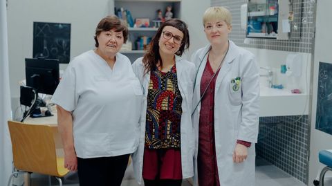 Sol�, en el centro, junto a las enfermeras de Pediatr�a que colaboran en los v�deos.