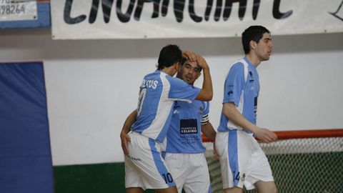 Abrazado por Carlitos tras un gol del equipo viveirense en Primera A, en el 2007-08.