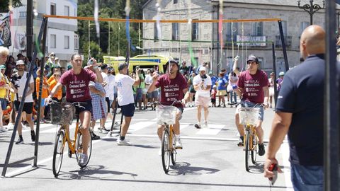 Los concursantes tambi&eacute;n tuvieron que ense&ntilde;ar sus dotes ciclistas.
