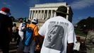 Un manifestante con la imagen y lema insigne de Martin Luther King en el Memorial de Lincoln en Washington.
