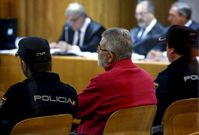 Laureano Oubi�a, ayer entre dos polic�as en el banquillo de la Audiencia Nacional.