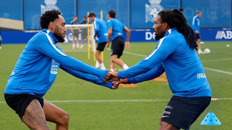 Adama Traor�, junto a Aubameyang, durante el entrenamiento de ayer en Abegondo