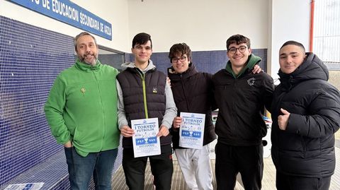 Dos alumnos del�ciclo superior de Xesti�n Forestal e do Medio Natural, Ra�l Mart�nez y David Iglesias, ganaron el I Torneo de Futobl�n del IES de Arz�a.