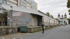 La nave provisional del mercado de A Magdalena se encuentra abandonada y pendiente de derribo desde el a�o 2009.