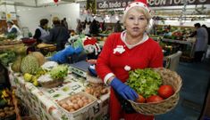 Alguna de las vendedoras no dud� en vestirse de Pap� Noel para la ocasi�n.