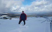 Na s�a parroquia do Cadram�n, este s�bado, no medio da neve.