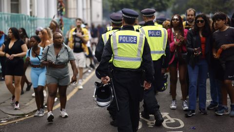 Varios polic�as patrullan durante el carnaval de Notting Hill
