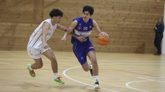 �lvaro Soneira, en una acci�n defensiva ante Carlos Gil