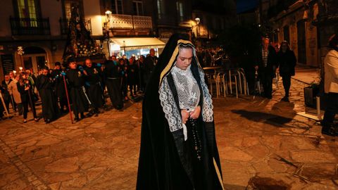 Una numerosa comitiva acompañó a la Dolorosa en Noia
